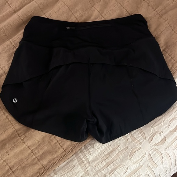 Lululemon shorts size 6 - Picture 2 of 3